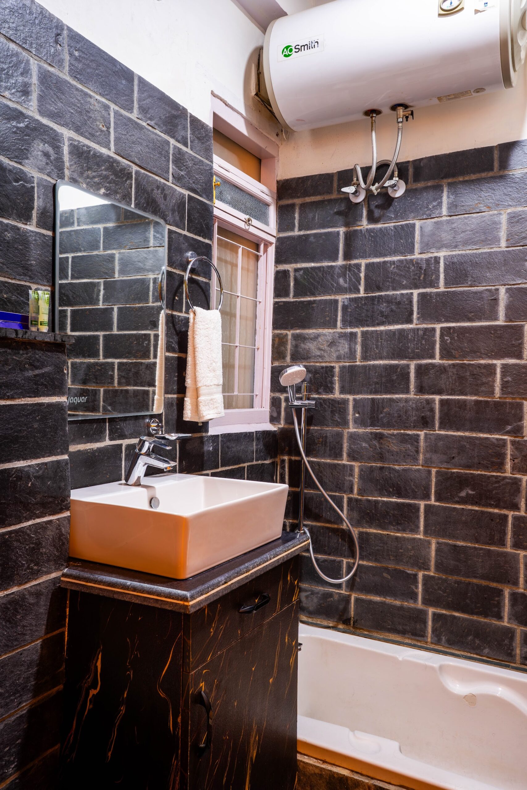 First-floor bathroom at River Stone Villa