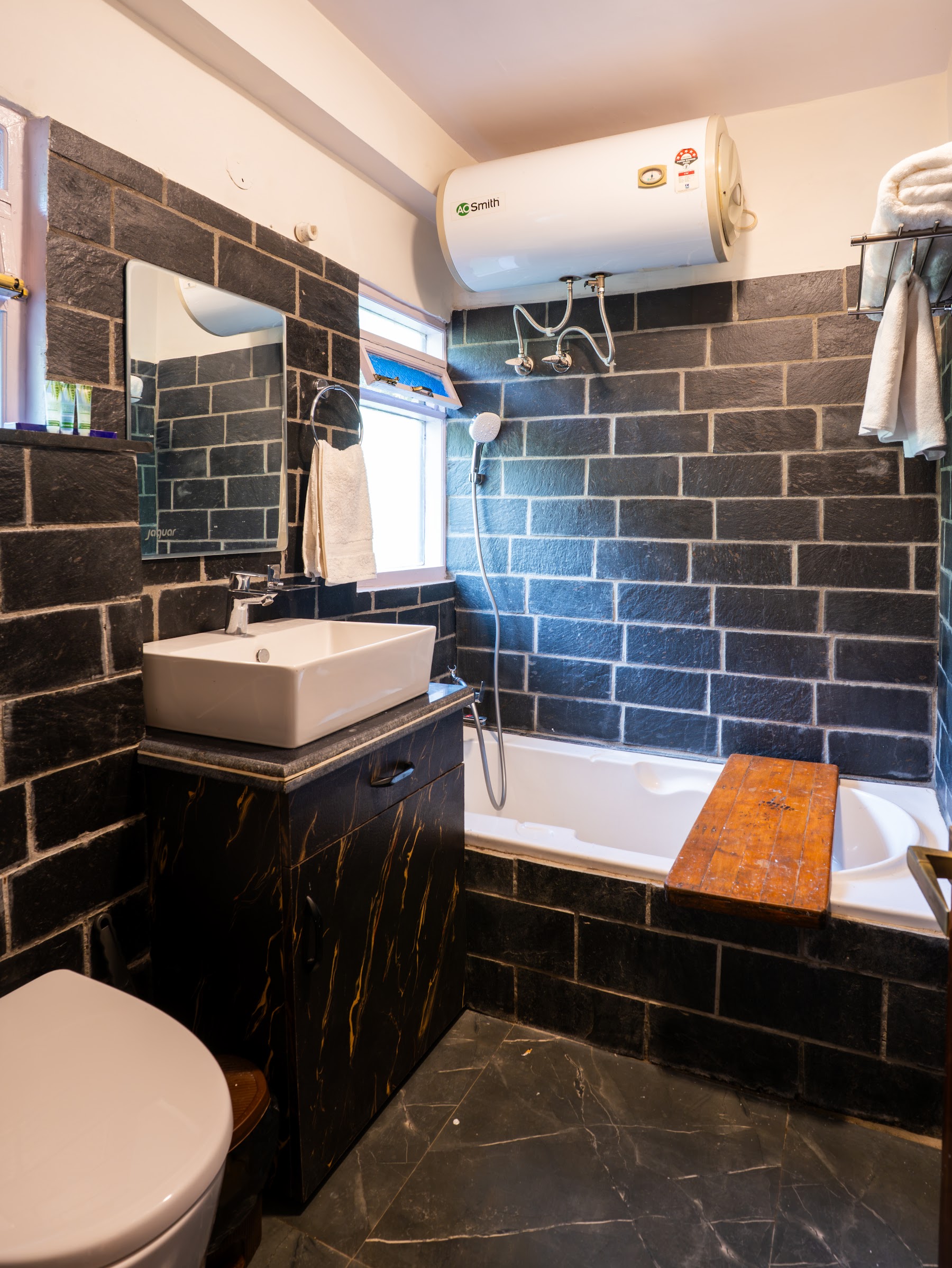 Bathroom with bathtub in the first-floor Hall Balcony Suite