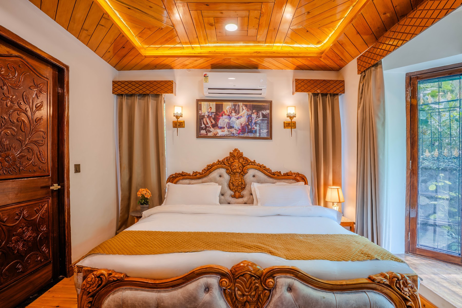 Bedroom with wooden ceiling in the Courtyard Suite