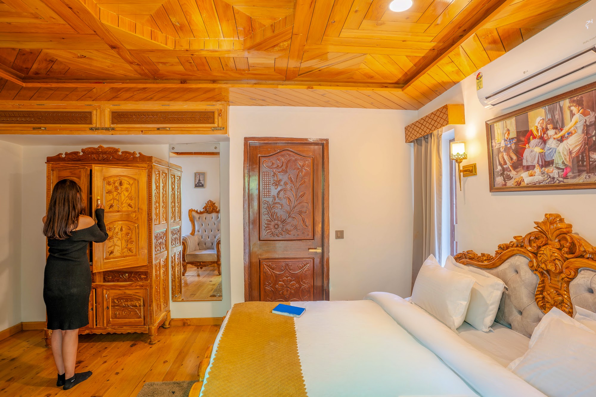 Bedroom with a wooden ceiling in the Premium Courtyard Suite