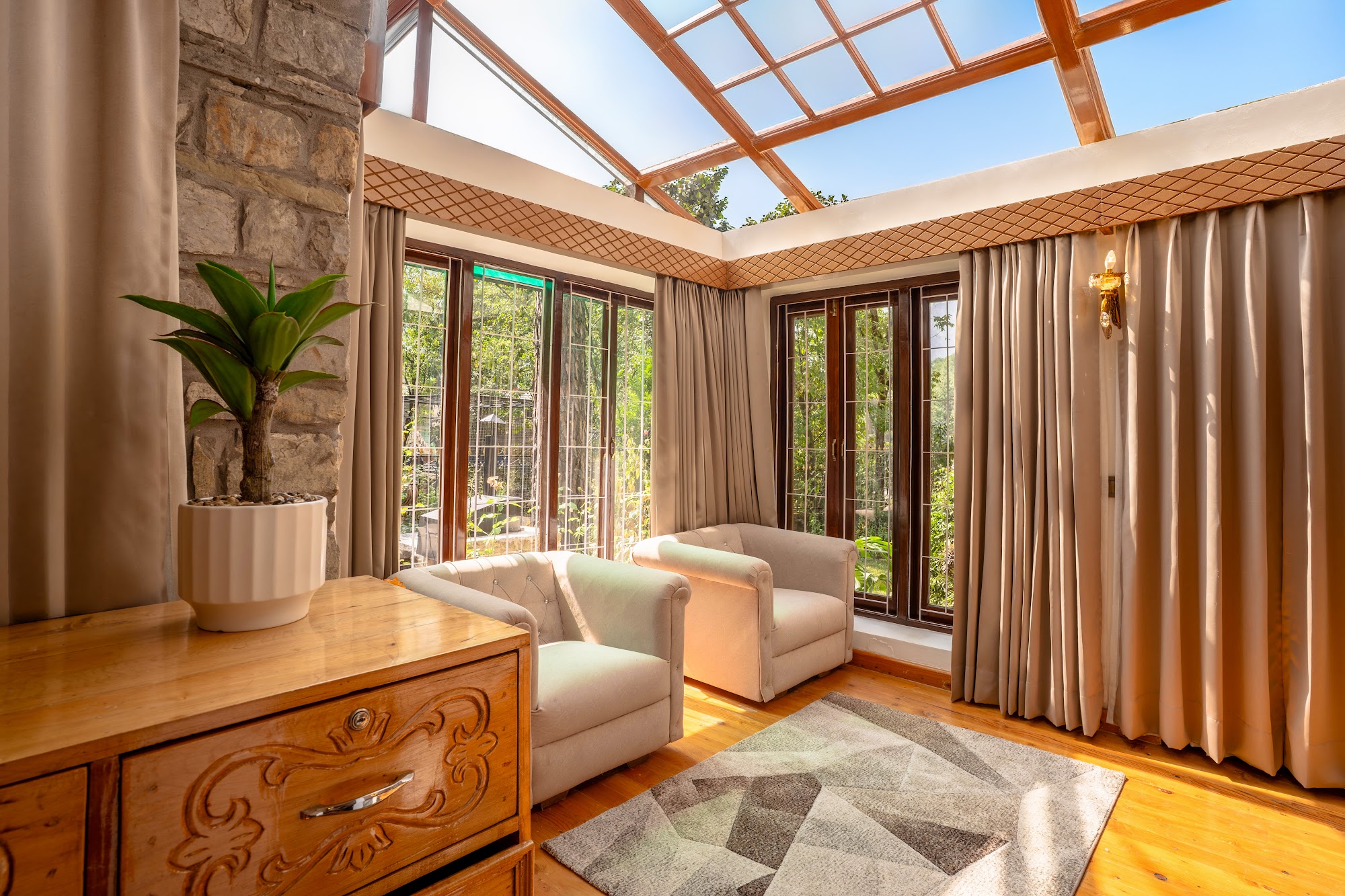 Glass-roofed living area in the ground-floor Premium Courtyard Suite